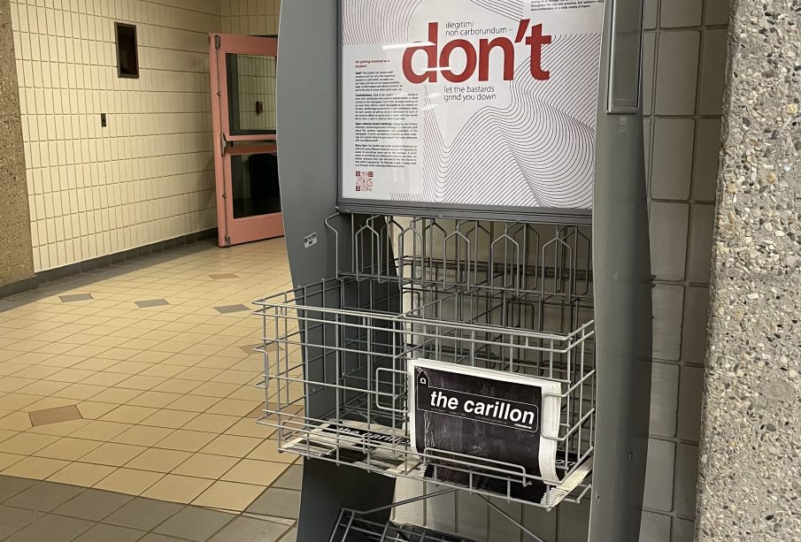 A photo of a Carillon newspaper stand. Some issues are folded and stocked.